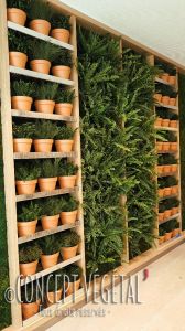 mur végétal artificiel en fougères et petits pots en terre cuite avec feuillage stabilisé 