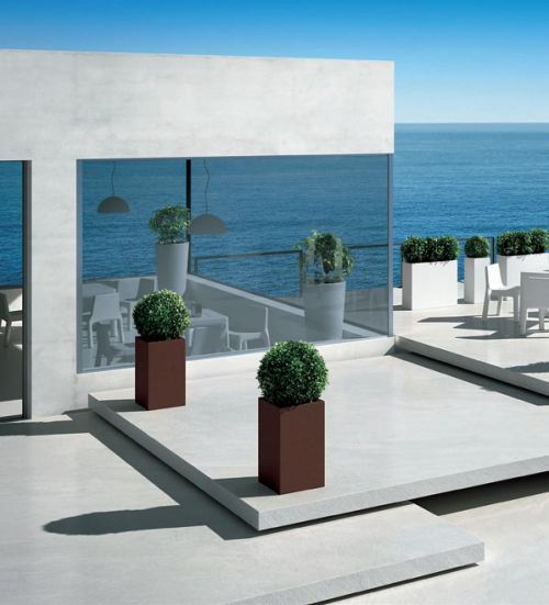 Pots et bacs en résine