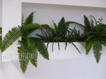 Plantes vertes et plantes fleuries artificielles