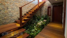 Parterre végétal artificiel sous escalier