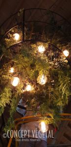 Luminaire en végétal artificiel , métal et ampoules led chez Valsoyo .Concept Végétal